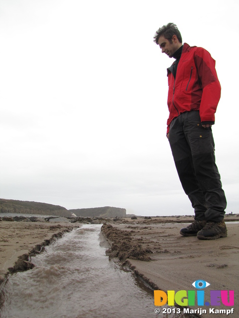 SX33198 Building dams on Llantwit Major beach